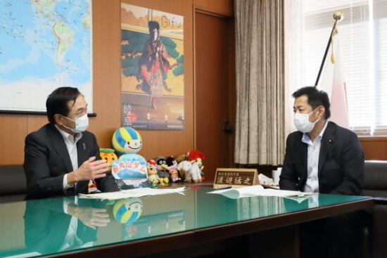 画像：渡辺 猛之 国土交通副大臣（右）に要望事項を説明する黒岩危機管理・防災特別委員長（左）